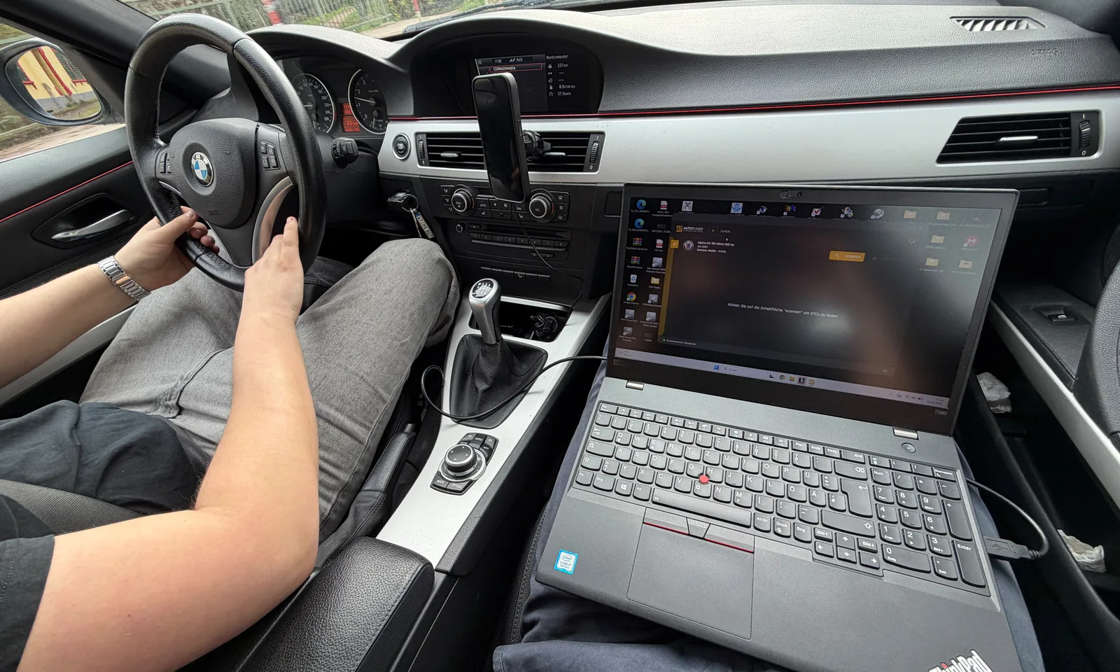 Laptop auf dem Beifahrersitz, über OBD mit dem Fahrzeug verbunden, Software mit Kennfeldansicht