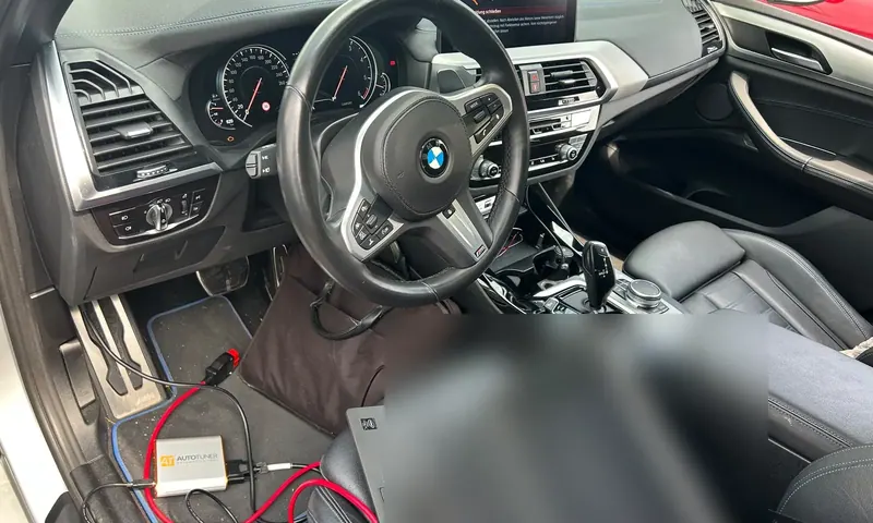 Laptop im Innenraum eines BMW während des Auslesens