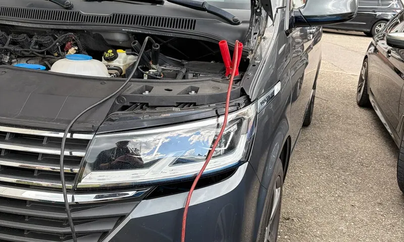 VW T6 mit geöffneter Motorhaube und angeschlossenen Kabeln