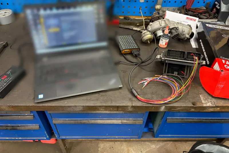 Laptop und Steuergerät auf der Werkbank