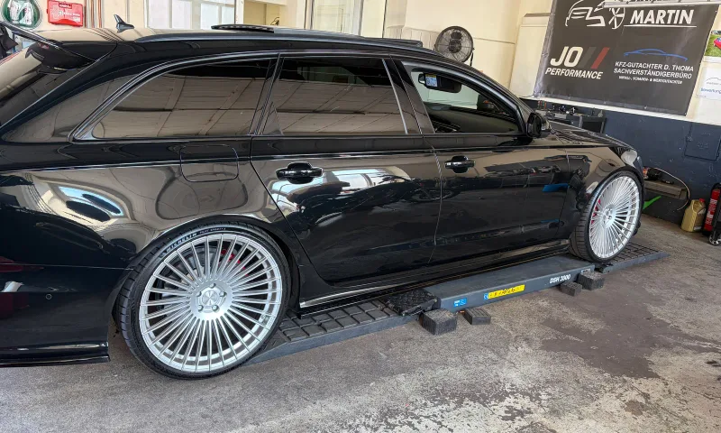 Schwarzer BMW Touring in einer Werkstatt