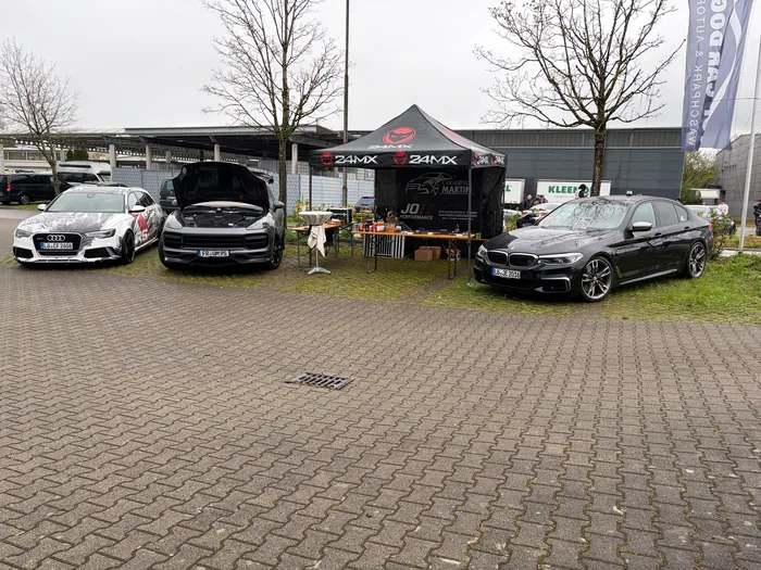 Fahrzeugtreffen mit dem Zelt von JO Performance, davor mehrere Kundenfahrzeuge