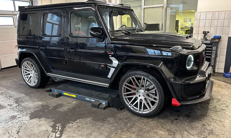 Mercedes G 63 auf der Hebebühne