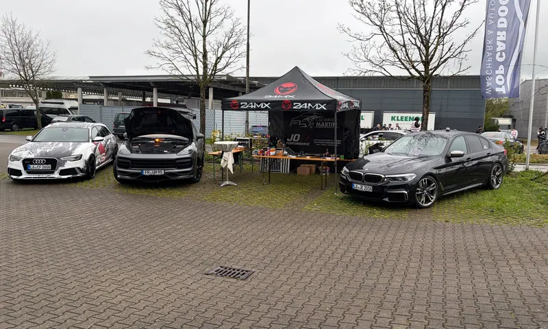 Fahrzeugtreffen mit dem Zelt von JO Performance
